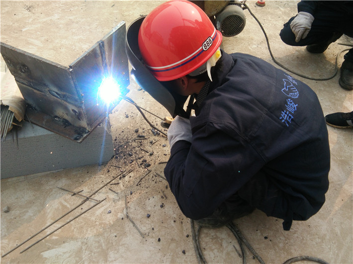 若想競(jìng)賽美名成，且看焊工展技能